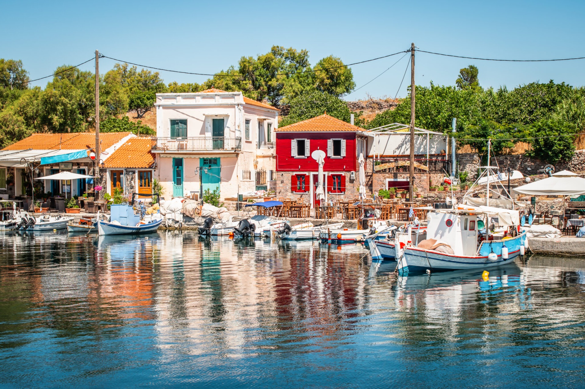 Στα πολύχρωμα νεοκλασικά του Μολύβου / Photo : Shutterstock / Photo by www.travel.gr